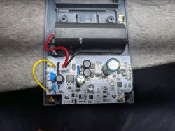 Elektronische Schaltungsplatine Elektronische Platine mit Kondensatoren und Drähten.