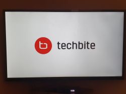 Logo firmy Techbite na ekranie.