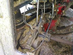 Elementy mechanizmu przekładni CVT z widocznym wygiętym cięgłem i linkami sterującymi