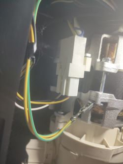 Zbliżenie na złącze elektryczne i przewody przy zespole pompy lub silnika w urządzeniu
