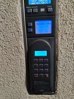 Panel domofonowy z ekranem LCD i podświetlaną klawiaturą numeryczną.