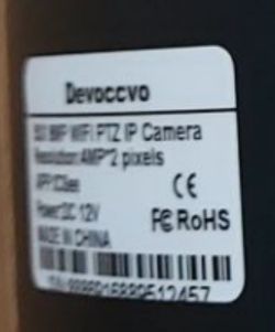 Naklejka na kamerze IP Devocvvo z informacjami technicznymi, w tym rozdzielczość 8MP i zasilanie 12V.