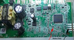 Płytka drukowana z elementami elektronicznymi i zaznaczonymi sondami pomiarowymi w miejscach pomiaru rezystancji.