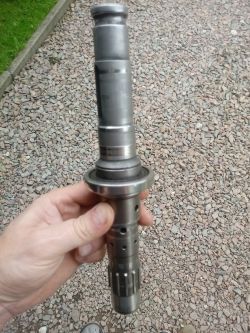 Demontaż łożyska z tuleji w młotowiertarce Dewalt 25481 - metody i techniki