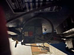 Zbliżenie na panel sterowania kotła Hydrotherm z przewodami i przyciskami