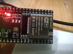 Moduł ESP32-32U z podświetlonym wskaźnikiem LED, widok z góry na złącza GPIO