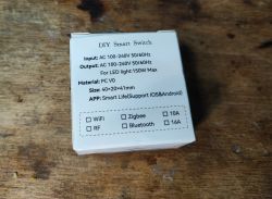 Opakowanie modułu DIY Smart Switch z parametrami technicznymi na białym tle.