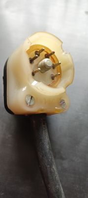 Wyjście mikrofonu Tonsil 02-81 z widocznymi pinami.