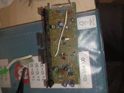 Pionowa płytka układu elektronicznego z rezystorami, kondensatorami i przewodami