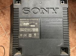Tabliczka znamionowa telewizora Sony Trinitron KV-21FT1K wyprodukowanego w 2002 roku