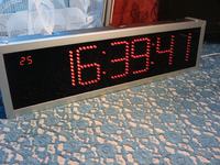Duży zegar ścienny na diodach LED