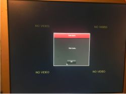Monitor pokazujący komunikat Brak dysku oraz napisy NO VIDEO na czarnym tle.