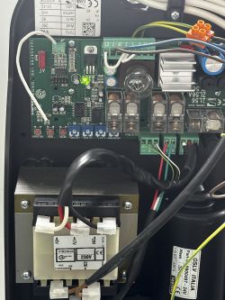 Zbliżenie na wnętrze sterownika bramy garażowej Came z widoczną elektroniką i diodą LED.