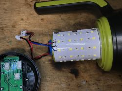 Wnętrze lampki kempingowej HC-261 z widocznymi diodami LED i podzespołami elektronicznymi