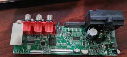 Bild des Innenraums eines Autoradios mit sichtbarer PCB und Anschlüssen.