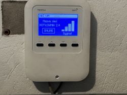 Moduł WiFi na ścianie z ekranem wyświetlającym sieć KOTŁOWNIA 2.4.
