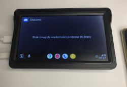 Car display with Android Auto showing Discord notifications and a message saying no new messages during this trip