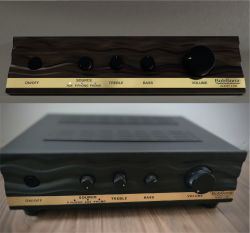 Zestaw paneli frontowych z przyciskami i pokrętłami do sprzętu audio.