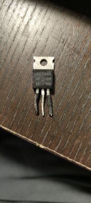 Wzmacniacz Caliber CA-450 - pali bezpieczniki, dziwny nalot na płycie głównej