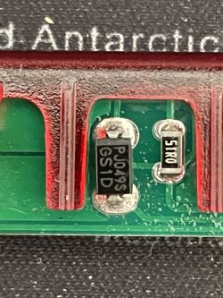 Uszkodzenie części o symbolu PJ049S GS1D w Renault Laguna 3 - awaria trzeciego światła stop