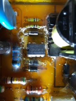 Zbliżenie na uszkodzony układ scalony na płytce elektronicznej