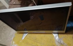 Niesprawny telewizor plazmowy przeznaczony do złomowania