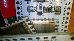 Zbliżenie na komponenty elektroniczne na płytce drukowanej.