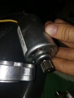 Rozrusznik elektryczny kosiarki nie wyrzuca zębatki