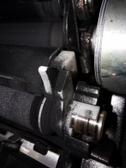 Konica 282: Błąd C2557, drukowanie czarnych stron mimo wymiany części, utwardzony toner