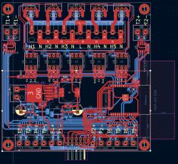 Zrzut ekranu projektu PCB: czerwone ścieżki, niebieskie pola masy i opisy złącz na ciemnym tle