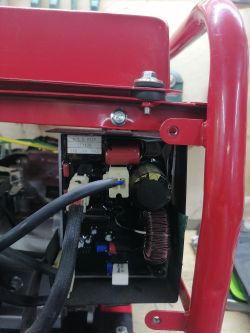 Wnętrze obudowy agregatu z widoczną elektroniką i przewodami