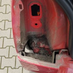 Twingo 2 - Błoto wylatujące spod tylnych lamp: czy brakuje elementu czy to cecha modelu?