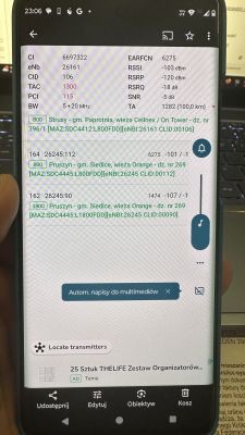 Zbliżenie ekranu smartfona z aplikacją NetMonster pokazującą szczegóły połączenia sieci LTE z informacjami o stacjach bazowych.
