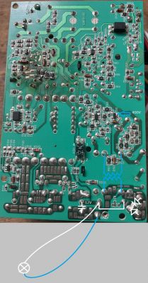 Leiterplatte mit markierten elektrischen Komponenten und Schaltplan.