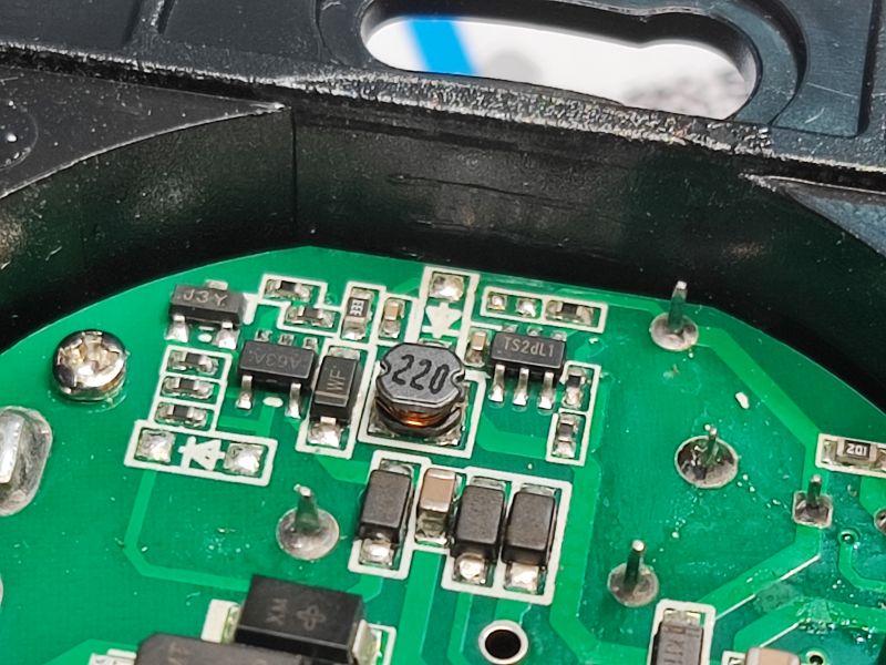 Zbliżenie na układ elektroniczny w włączniku serii QTouch.