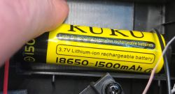 Ogniwo 18650 KUKU 1500 mAh włożone w obudowę radia retro