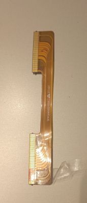 Taśma połączeniowa z zaklejonymi pinami, widoczne oznaczenie SFFC4X/395G-005