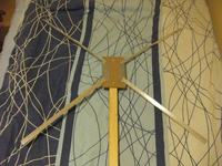Antena samochodowa przy oknie w bloku Antena samochodowa przy oknie w bloku