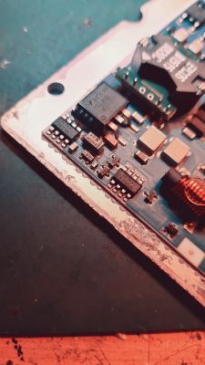 Hella 5DV 008 290-00 - Korozja po zalaniu. Identyfikacja elementu.