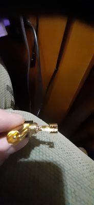 Wtyczka kątowa typu F. Jak ją zainstalować na przewodzie antenowym?