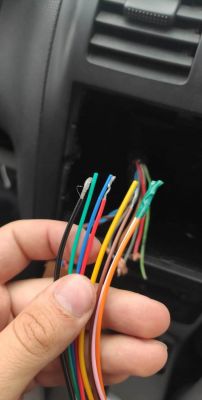 Jak podłączyć kable w radiu 7010b do VW Lupo 3l 2001?