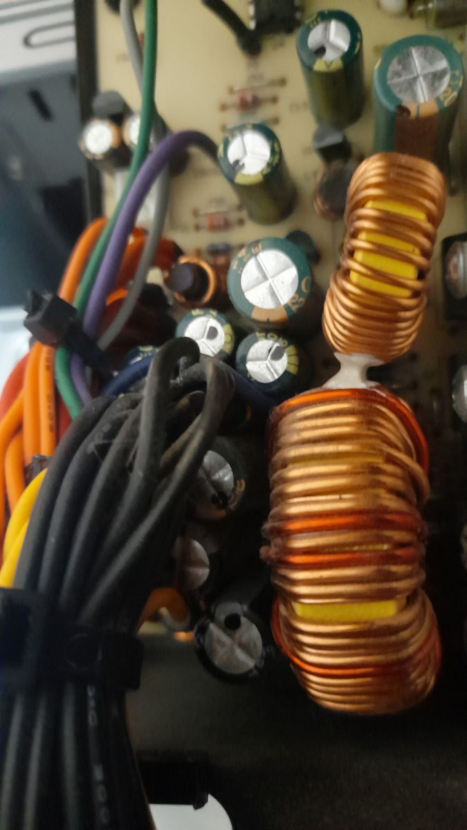 [Rozwiązano] Zasilacz Chieftec 600W A8 - biała substancja między ...