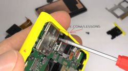 Nokia Lumia 1020 - zagubiona brakująca śrubka, jaka ma być