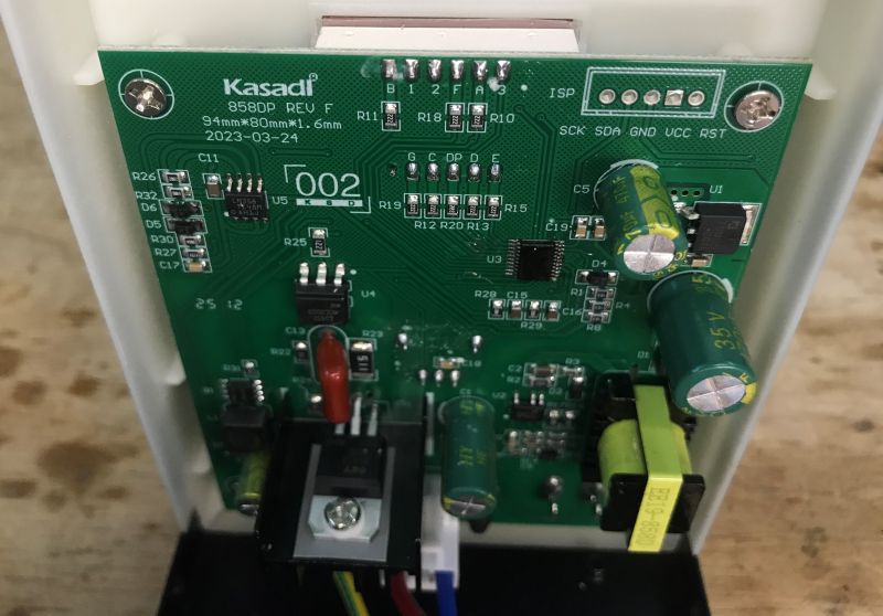 Zbliżenie na wewnętrzną płytkę PCB stacji lutowniczej Kasadi 858DP REV F