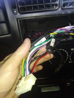 Podłączenie separatora antenowego do samochodu: wybór przewodu +12V - żółty czy czerwony?