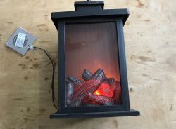 Mini LED kominek na stole z efektem płomienia.