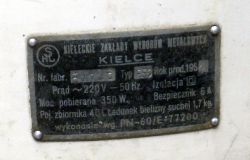Tabliczka znamionowa pralki produkowanej przez Kieleckie Zakłady Wyrobów Metalowych.