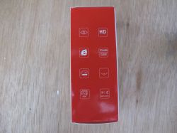 Side of red packaging with feature icons Red packaging side with icons and feature symbols, placed on a wooden background.