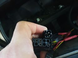 - Czy ktoś może podpowiedzieć co to za złącze?