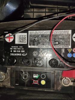 VW Golf 7 - Kolor diody w akumulatorze, czytanie napięcia i stan elektrolitu